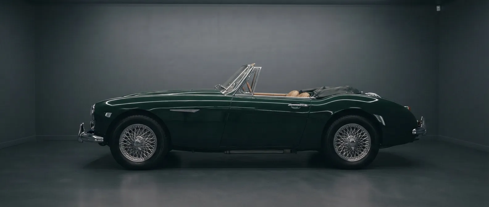 Voiture ancienne vert anglais polie, reflet profond sur l'aile