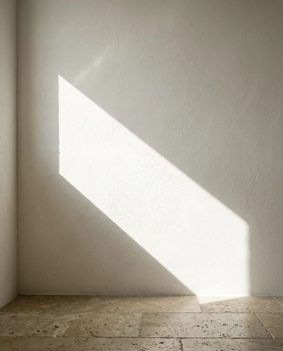 Rayon de lumière naturelle sur un mur chaulé